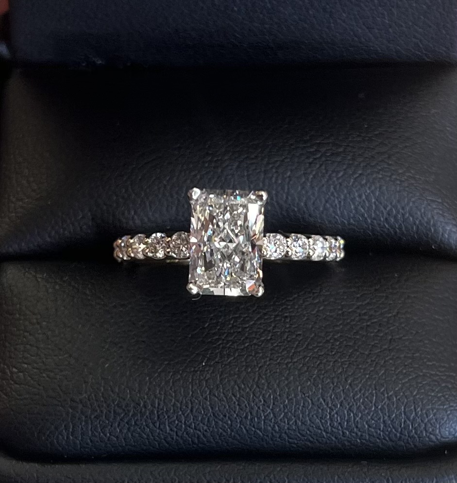 Radiant-cut diamond with pavé diamond band